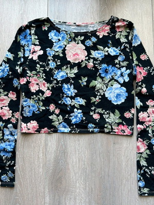 Women's top black colorful floral cropped like new