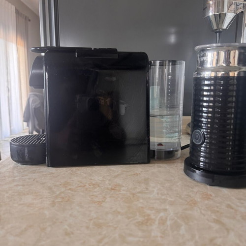 De'Longhi Essenza Mini Coffee Maker for Nespresso Capsules 19bar with Milk Frother Black like new
