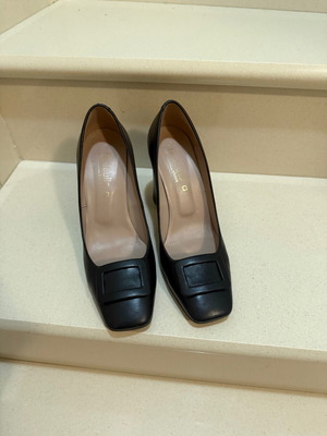 Pumps black, like new, size 38