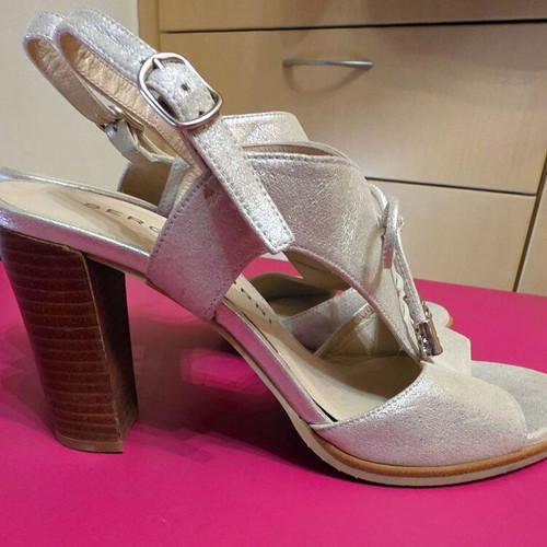 Sergio Turri leather sandals size 40 like new, silver iridescent