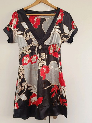 Satin dress with short sleeve and V-neck small like new, multicolor