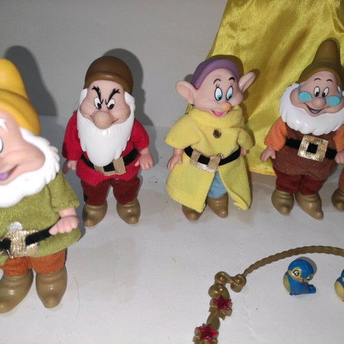 Disney Snow White and the 7 Dwarfs necklace and 2 rings set like new