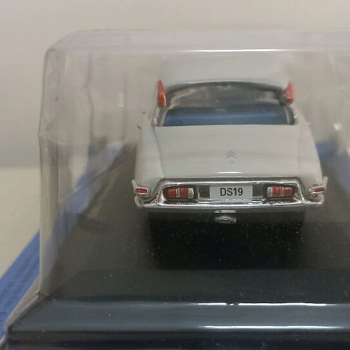 Unforgettable Cars Citroen DS 19 1957 1:43 model new with magazine