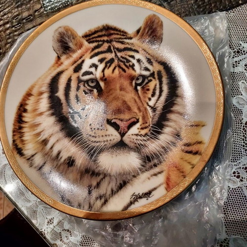 Lenox porcelain plate collectible, like new, Siberian Tiger 1994
