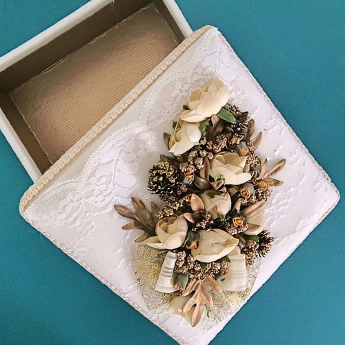 Vintage velvet box with flowers like new