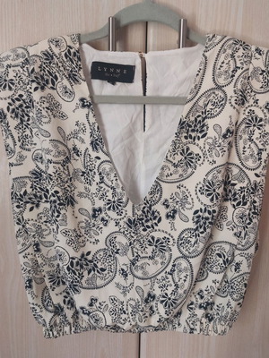 Lynne blouse like new with elastic hem and integrated shoulder pads