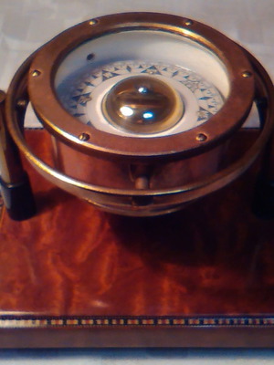 Μπρούτζινη πυξίδα Sestrel μεταχειρισμένη με ξύλινη βάση