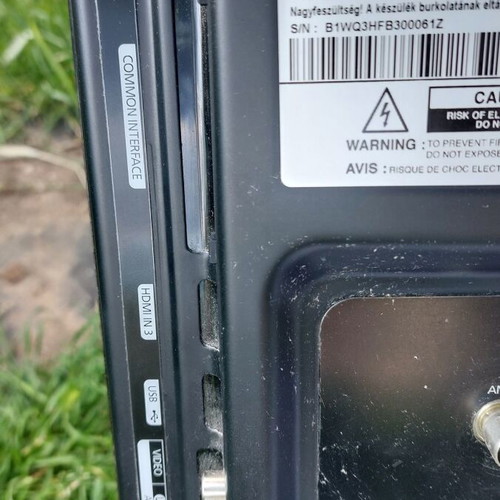 Samsung LE32C450E1W 32" TV used with stand and horizontal line defect