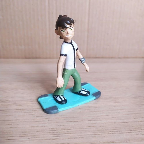 Ben 10 Ben Tennyson figure with board 9 cm used