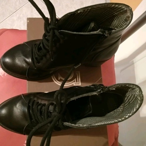 Black ankle boots used size 36 with zipper and laces