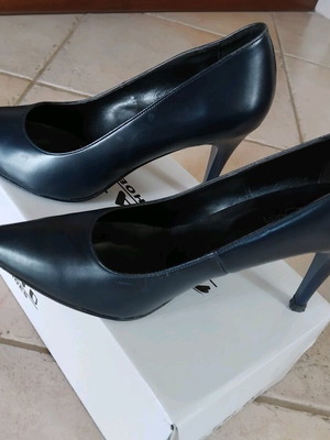 Fashion Icon pointed leather blue pumps size 39 like new with 9 cm heel