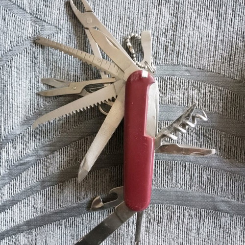 Swiss-type multitool pocket knife like new, 16 functions