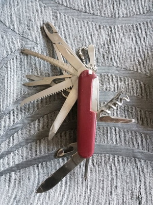 Swiss-type multitool pocket knife like new, 16 functions