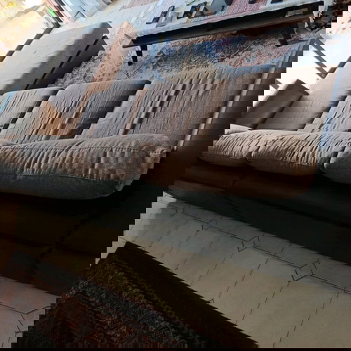 Γωνιακός καναπές μεταχειρισμένος με αλέκιαστο ύφασμα και δερματίνη