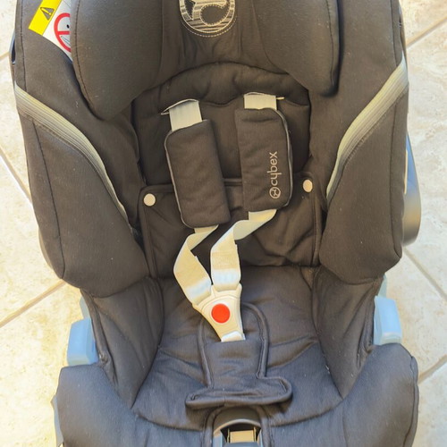 Cybex Aton 5 baby car seat with ISOFIX base like new