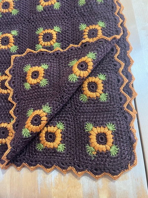 Handmade knitted blanket like new 1.5 m x 2 m with flower motifs