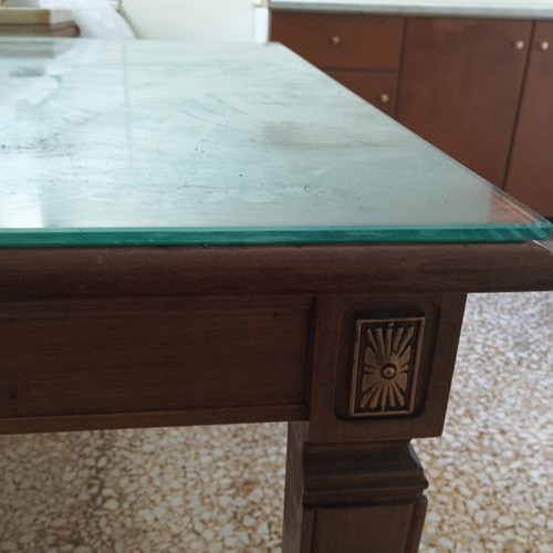 Table like new with glass in very good condition