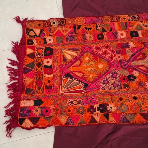 Handmade woven cover like new in red shades