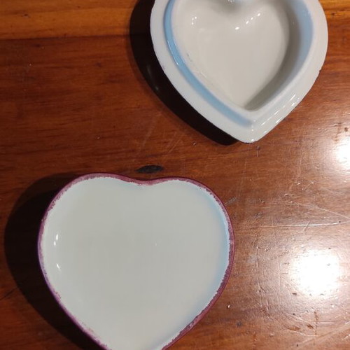 Porcelain jewelry box heart-shaped with romantic Fragonard design like new