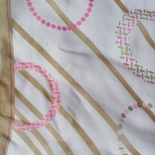 Women’s scarf used with geometric pattern in pink and brown