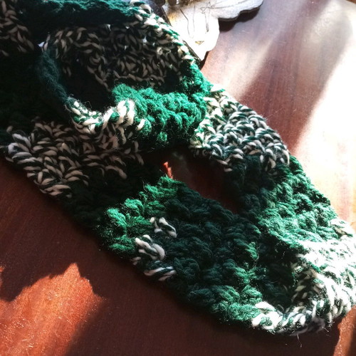 Handmade knitted scarf green new, extra warm