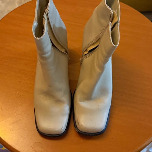 White women's boots used, square heel, side zipper, size 37