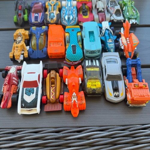Hot Wheels collection of 24 cars like new