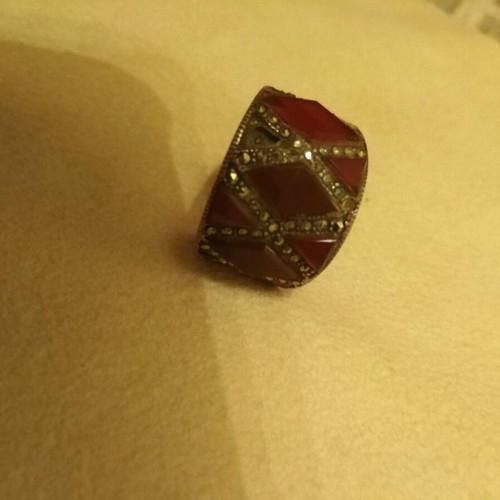 Ring used with dark bordeaux color and unique stone cut