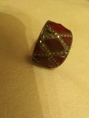 Ring used with dark bordeaux color and unique stone cut