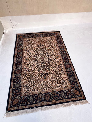 Rug used classic with blue border 160x230