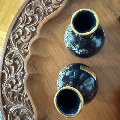 Pair of small decorative Japanese vases in like-new condition