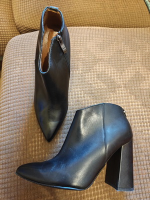 Solo Femme pointed leather ankle boots size 39 like new black