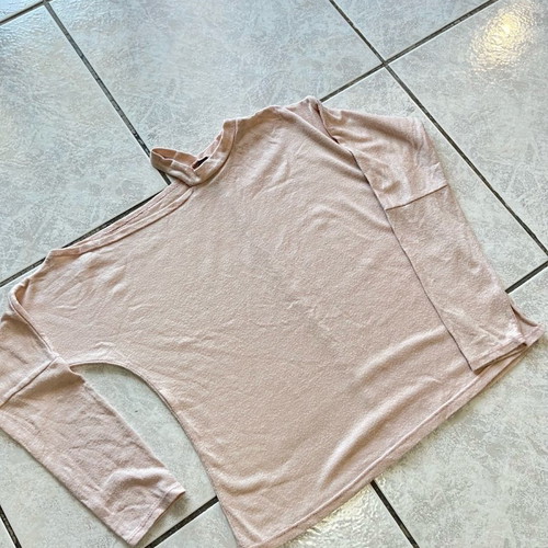 Women's blouse size M with shoulder opening excellent condition