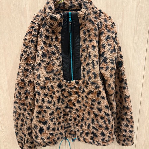 Leopard fleece used, warm and soft with pockets and zipper