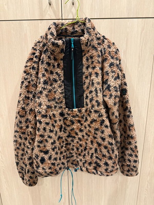 Leopard fleece used, warm and soft with pockets and zipper