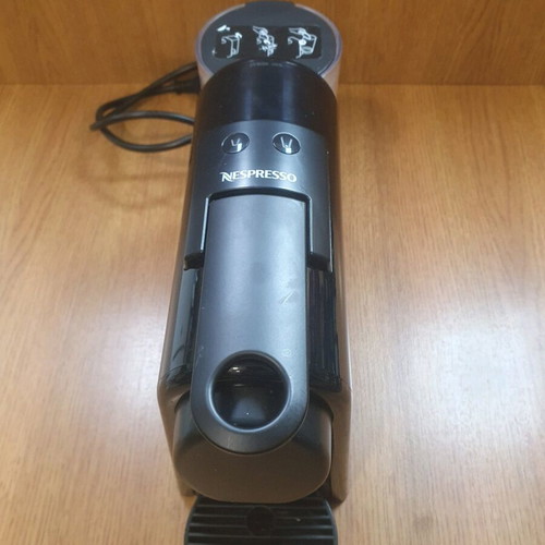 Delonghi Nespresso Capsule Coffee Machine like new, black