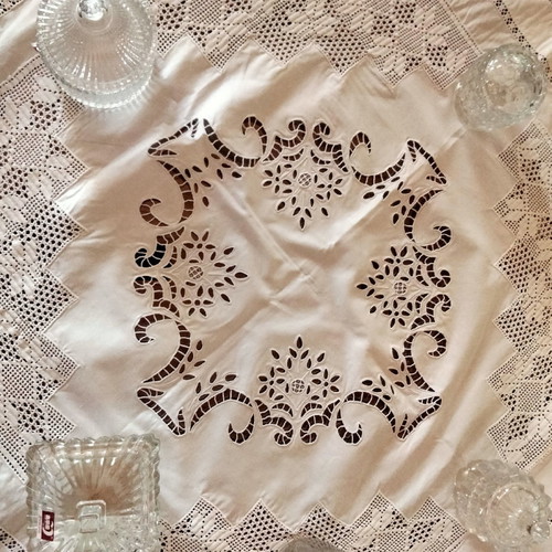 Handmade tablecloth with knitted corners and cut lace 110x110 new