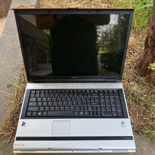 Toshiba Satellite M65-S809 laptop used, Intel Pentium, 2GB RAM, Linux