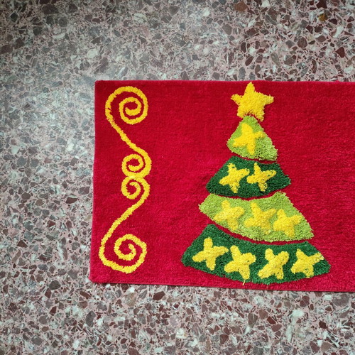 Christmas rug small like new 80x50