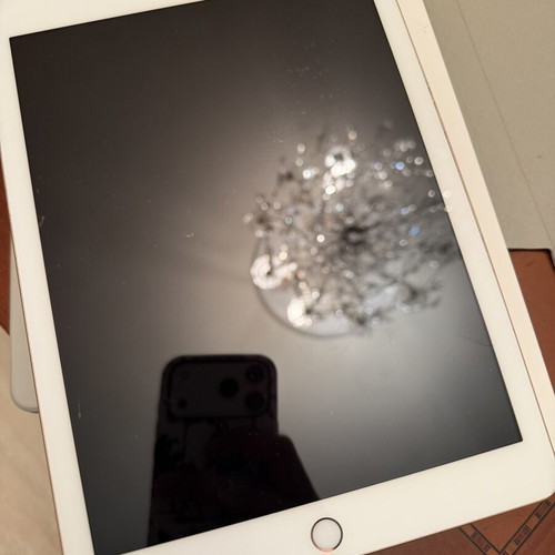 iPad 6th Generation 128GB Gold like new