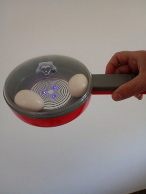 Children's frying pan used with light and sound