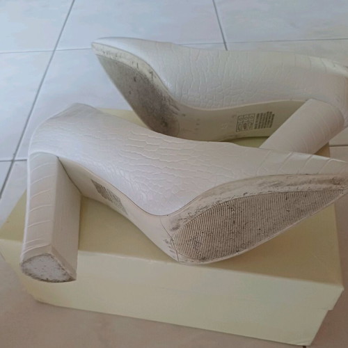 Pumps like new, white with croco pattern, size 38, heel 9.5cm