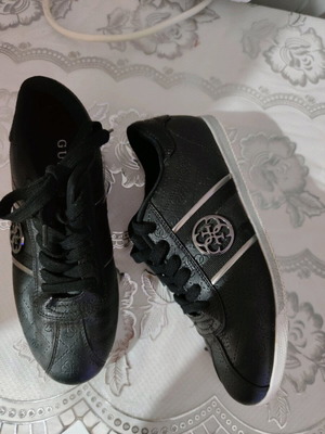 Αθλητικά Guess σαν καινούργια, νούμερο 38, μαύρα