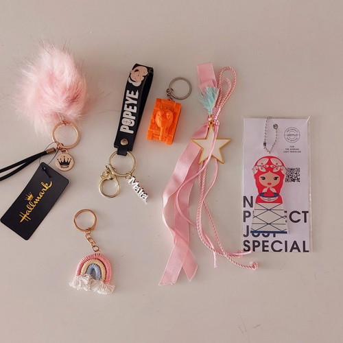 Set of 6 Keychains and Bag Accessories like new (Hallmark, Ledylo, Popeye)