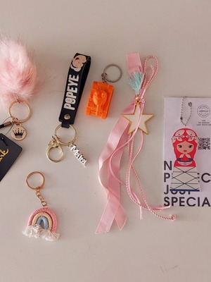 Set of 6 Keychains and Bag Accessories like new (Hallmark, Ledylo, Popeye)