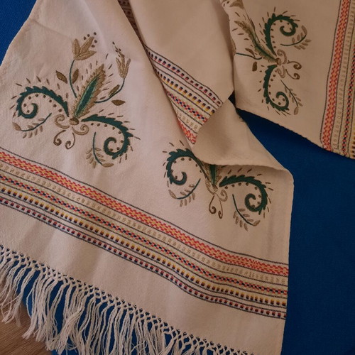 Handmade table runner set with gold thread embroidery