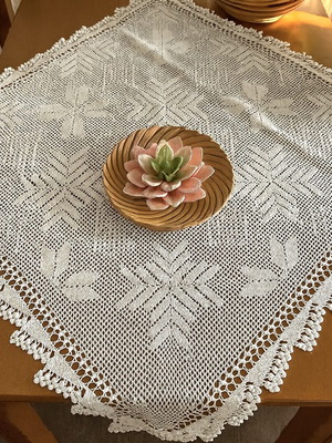 Σεμεδάκι καρέ χειροποίητο καινούργιο για τραπεζάκι ή τραπεζαρία