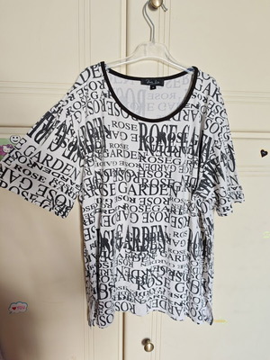 White short-sleeve cotton blouse with letters like new
