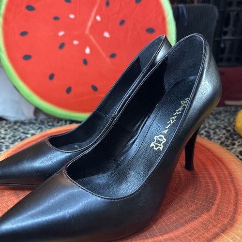 Stefania Genuine Leather Black Pumps Size 39 like new