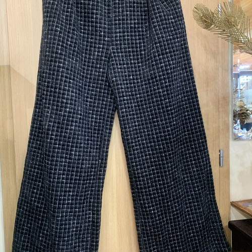 Women's checked pants with elastic waist, like new, black and white